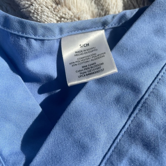 Unisex Short Sleeve V Neck Scrub Top with Pocket Periwinkle / Light Blue - Small - Picture 4 of 12